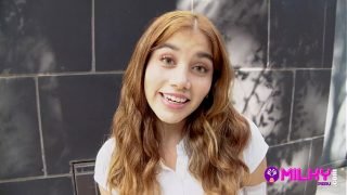 Marina Gold teen peruana le ofrecen dinero por retos cachondos en publico y termina follando… ¡Papi cachame!